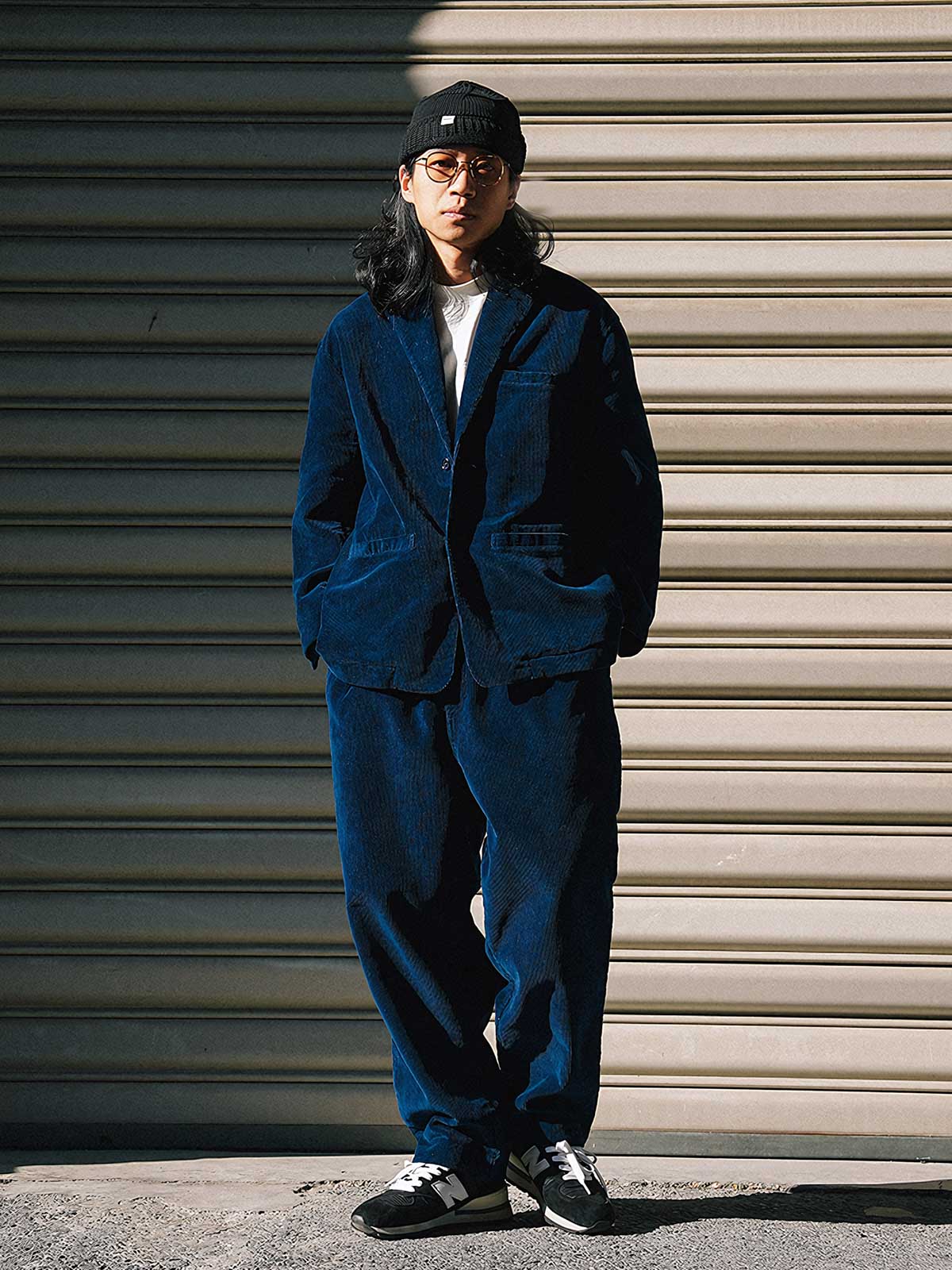 モデルが着用する藍染め手作り植物染め特厚コーデュロイカジュアルスーツの展示図