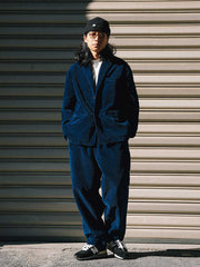 モデルが着用する藍染め手作り植物染め特厚コーデュロイカジュアルスーツの展示図