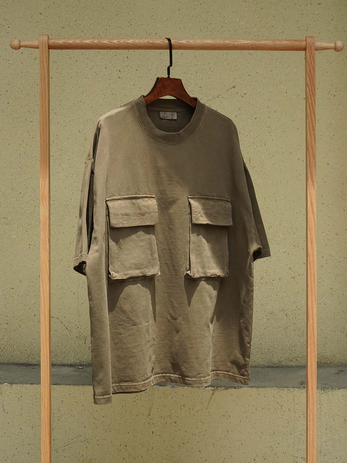 半袖Tシャツのフラップポケットと染色のディテール