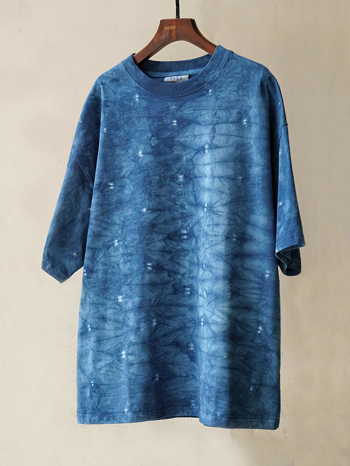 半袖Tシャツのクラウド染色と絞り染めのディテール