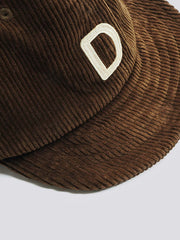 フェルト刺繍のアルファベットとレザーストラップのディテール