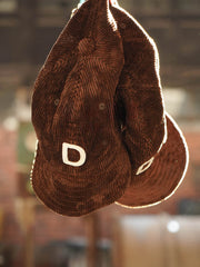 フェルト刺繍のアルファベットとレザーストラップのディテール