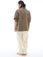 モデルが着用する草木染めダブルポケット長袖Tシャツの展示図