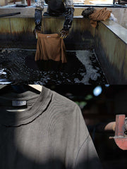 半袖Tシャツの切りっぱなしと植物染色のディテール