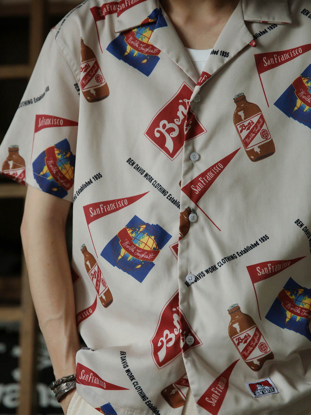モデルが着用したトライアングルフラッグ&ボトル柄アロハシャツの展示