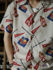 モデルが着用したトライアングルフラッグ&ボトル柄アロハシャツの展示