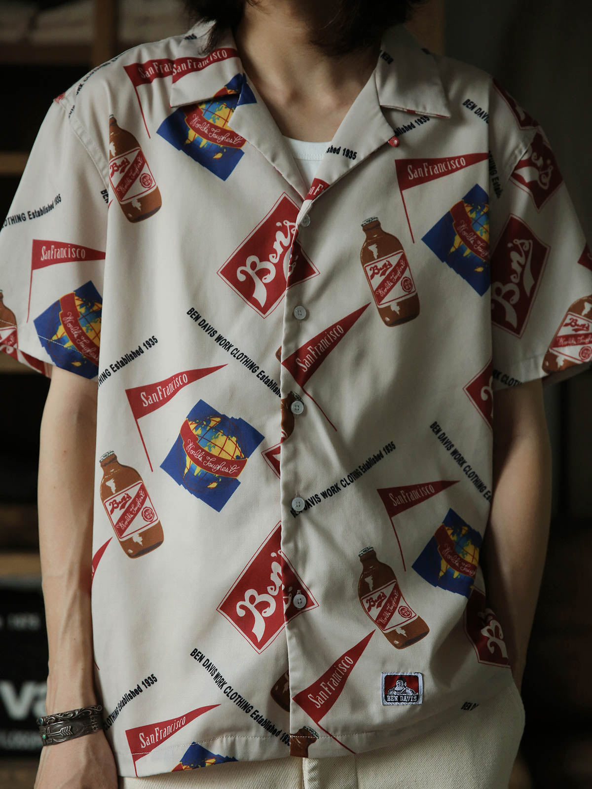 モデルが着用したトライアングルフラッグ&ボトル柄アロハシャツの展示