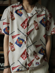 モデルが着用したトライアングルフラッグ&ボトル柄アロハシャツの展示