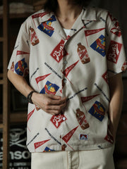 モデルが着用したトライアングルフラッグ&ボトル柄アロハシャツの展示