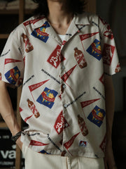 モデルが着用したトライアングルフラッグ&ボトル柄アロハシャツの展示