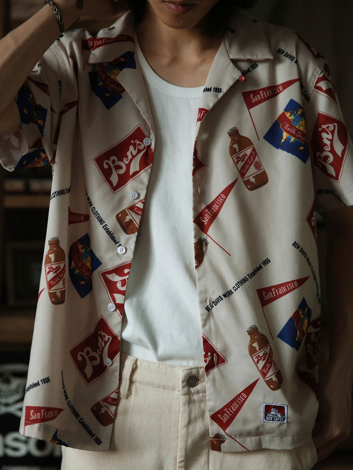 モデルが着用したトライアングルフラッグ&ボトル柄アロハシャツの展示