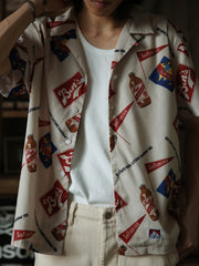 モデルが着用したトライアングルフラッグ&ボトル柄アロハシャツの展示