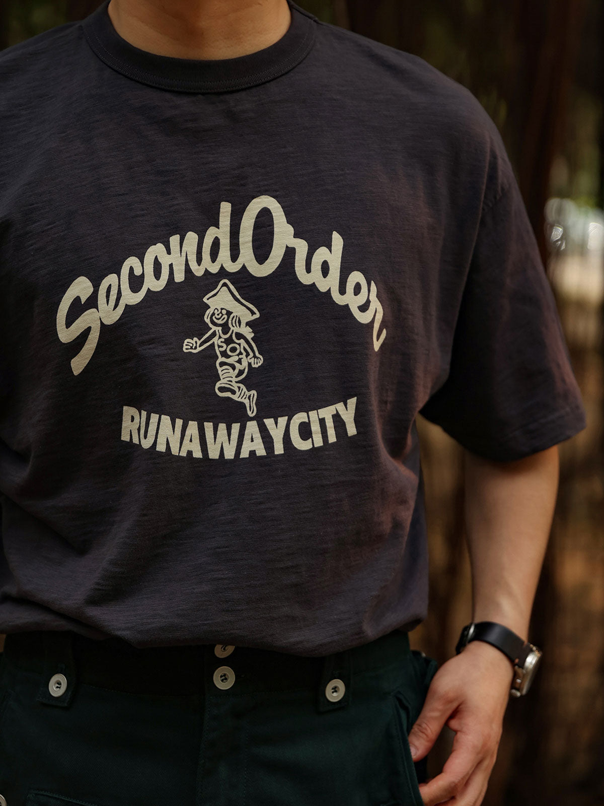 モデルが着用したRUNAWAYCITYヴィンテージオーバーサイズ ドロップショルダー パイピングTシャツ