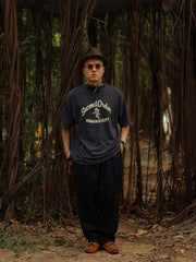 モデルが着用したRUNAWAYCITYヴィンテージオーバーサイズ ドロップショルダー パイピングTシャツ