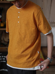 モデルが着用した定番スラブコットン ヴィンテージ ヘンリーネック Tシャツ