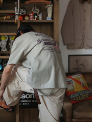 モデルが着用したヴィンテージプリント パイピング ポケットTシャツ、オーバーサイズシルエットを展示