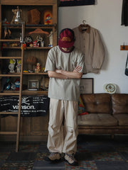 モデルが着用したヴィンテージプリント パイピング ポケットTシャツ、オーバーサイズシルエットを展示