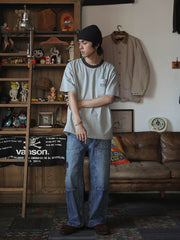 モデルが着用したヴィンテージプリント パイピング ポケットTシャツ、オーバーサイズシルエットを展示