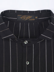 シャツのディテール、襟元とボタンのクローズアップ