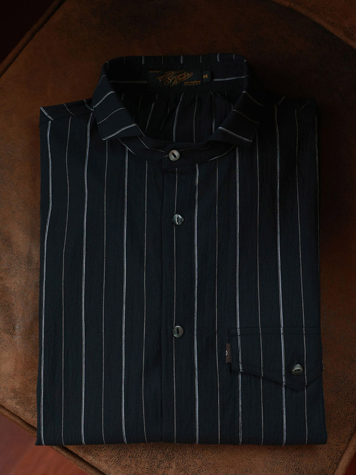 シャツのディテール、襟元とボタンのクローズアップ