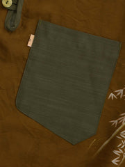 竹葉柄配色プルオーバー長袖シャツのボタンと襟のディテール