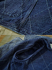 製品画像
"インディゴ ダブルボタン ジャケット、アメリカン・ヴィンテージスタイルのダブルボタンジャケット、450gのコーマコットン素材で作られた厚手で柔らかな生地、重工水洗い加工と手作業によるヴィンテージ仕上げ、刺し子(Sashiko)技術で施された精緻な縫製が特徴"
詳細画像
"インディゴ柄ダブルボタンジャケット、3種類のデザイン(ダイヤ柄、パターン柄、チェック柄)のインディゴ柄を採用、ヴィンテージ感を強調し、日本伝統の刺し子工法で仕上げた精緻なディテール、立体感と深みのあるデザイン"