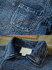 製品画像
"インディゴ ダブルボタン ジャケット、アメリカン・ヴィンテージスタイルのダブルボタンジャケット、450gのコーマコットン素材で作られた厚手で柔らかな生地、重工水洗い加工と手作業によるヴィンテージ仕上げ、刺し子(Sashiko)技術で施された精緻な縫製が特徴"
詳細画像
"インディゴ柄ダブルボタンジャケット、3種類のデザイン(ダイヤ柄、パターン柄、チェック柄)のインディゴ柄を採用、ヴィンテージ感を強調し、日本伝統の刺し子工法で仕上げた精緻なディテール、立体感と深みのあるデザイン"