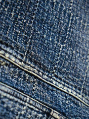 製品画像
"インディゴ ダブルボタン ジャケット、アメリカン・ヴィンテージスタイルのダブルボタンジャケット、450gのコーマコットン素材で作られた厚手で柔らかな生地、重工水洗い加工と手作業によるヴィンテージ仕上げ、刺し子(Sashiko)技術で施された精緻な縫製が特徴"
詳細画像
"インディゴ柄ダブルボタンジャケット、3種類のデザイン(ダイヤ柄、パターン柄、チェック柄)のインディゴ柄を採用、ヴィンテージ感を強調し、日本伝統の刺し子工法で仕上げた精緻なディテール、立体感と深みのあるデザイン"