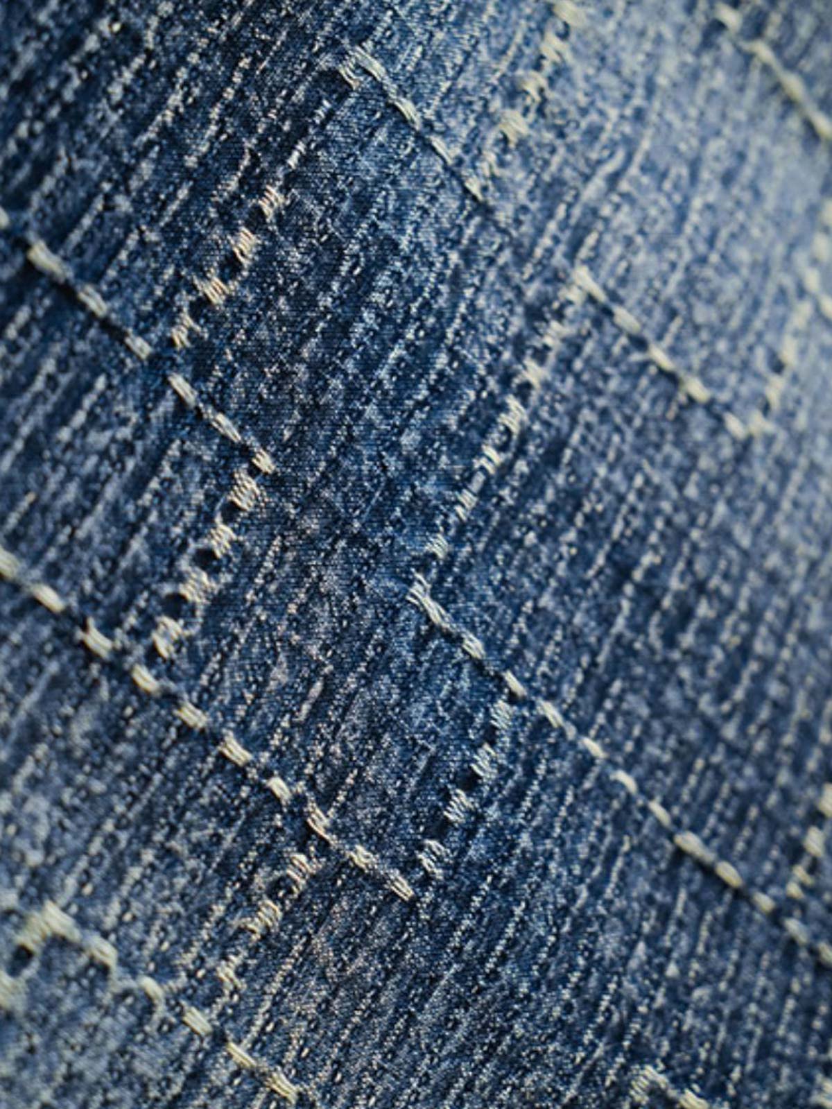 製品画像
"インディゴ ダブルボタン ジャケット、アメリカン・ヴィンテージスタイルのダブルボタンジャケット、450gのコーマコットン素材で作られた厚手で柔らかな生地、重工水洗い加工と手作業によるヴィンテージ仕上げ、刺し子(Sashiko)技術で施された精緻な縫製が特徴"
詳細画像
"インディゴ柄ダブルボタンジャケット、3種類のデザイン(ダイヤ柄、パターン柄、チェック柄)のインディゴ柄を採用、ヴィンテージ感を強調し、日本伝統の刺し子工法で仕上げた精緻なディテール、立体感と深みのあるデザイン"