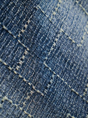 製品画像
"インディゴ ダブルボタン ジャケット、アメリカン・ヴィンテージスタイルのダブルボタンジャケット、450gのコーマコットン素材で作られた厚手で柔らかな生地、重工水洗い加工と手作業によるヴィンテージ仕上げ、刺し子(Sashiko)技術で施された精緻な縫製が特徴"
詳細画像
"インディゴ柄ダブルボタンジャケット、3種類のデザイン(ダイヤ柄、パターン柄、チェック柄)のインディゴ柄を採用、ヴィンテージ感を強調し、日本伝統の刺し子工法で仕上げた精緻なディテール、立体感と深みのあるデザイン"