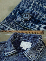 製品画像
"インディゴ ダブルボタン ジャケット、アメリカン・ヴィンテージスタイルのダブルボタンジャケット、450gのコーマコットン素材で作られた厚手で柔らかな生地、重工水洗い加工と手作業によるヴィンテージ仕上げ、刺し子(Sashiko)技術で施された精緻な縫製が特徴"
詳細画像
"インディゴ柄ダブルボタンジャケット、3種類のデザイン(ダイヤ柄、パターン柄、チェック柄)のインディゴ柄を採用、ヴィンテージ感を強調し、日本伝統の刺し子工法で仕上げた精緻なディテール、立体感と深みのあるデザイン"