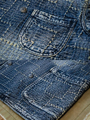 製品画像
"インディゴ ダブルボタン ジャケット、アメリカン・ヴィンテージスタイルのダブルボタンジャケット、450gのコーマコットン素材で作られた厚手で柔らかな生地、重工水洗い加工と手作業によるヴィンテージ仕上げ、刺し子(Sashiko)技術で施された精緻な縫製が特徴"
詳細画像
"インディゴ柄ダブルボタンジャケット、3種類のデザイン(ダイヤ柄、パターン柄、チェック柄)のインディゴ柄を採用、ヴィンテージ感を強調し、日本伝統の刺し子工法で仕上げた精緻なディテール、立体感と深みのあるデザイン"