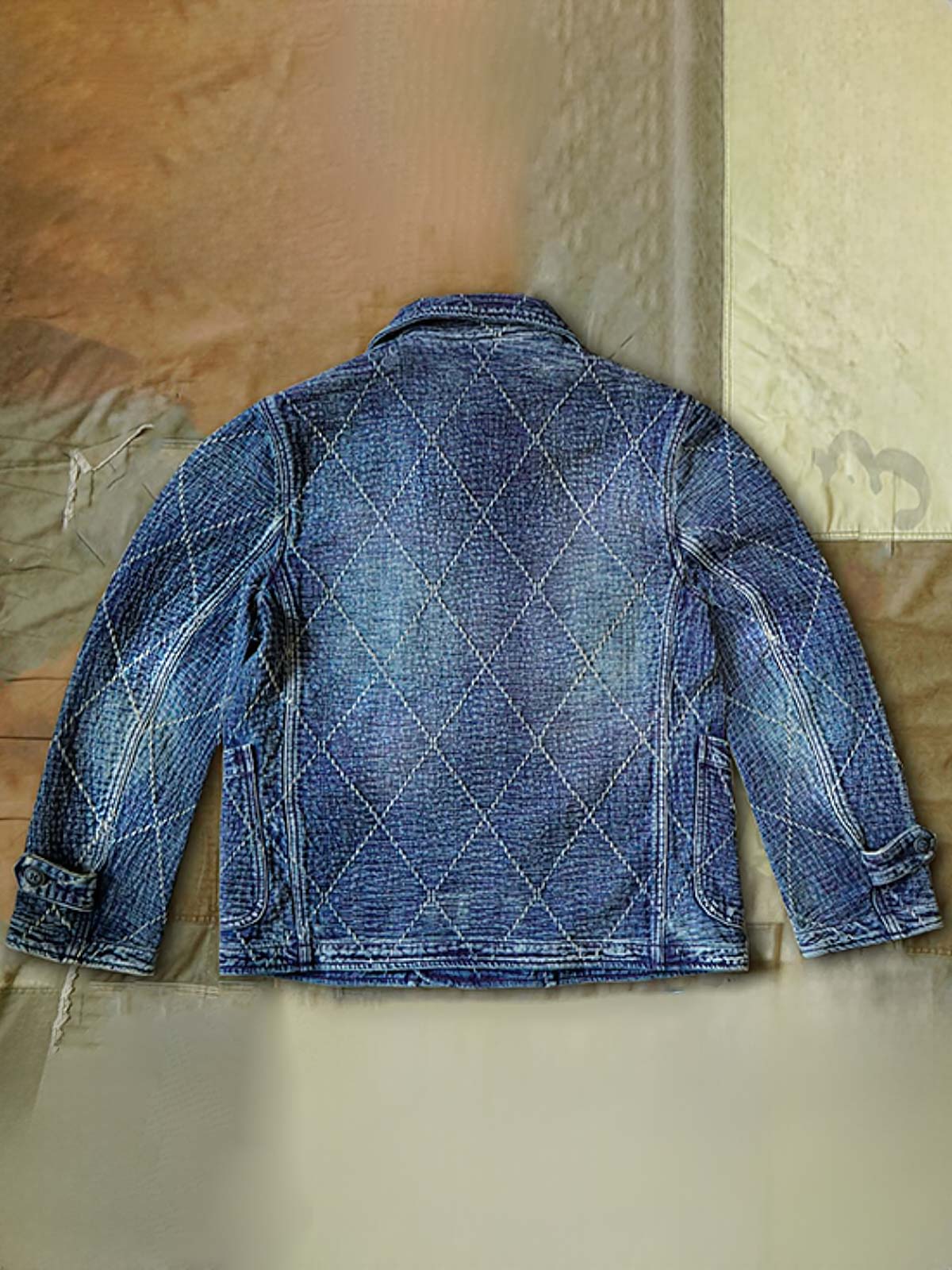 製品画像
"インディゴ ダブルボタン ジャケット、アメリカン・ヴィンテージスタイルのダブルボタンジャケット、450gのコーマコットン素材で作られた厚手で柔らかな生地、重工水洗い加工と手作業によるヴィンテージ仕上げ、刺し子(Sashiko)技術で施された精緻な縫製が特徴"
詳細画像
"インディゴ柄ダブルボタンジャケット、3種類のデザイン(ダイヤ柄、パターン柄、チェック柄)のインディゴ柄を採用、ヴィンテージ感を強調し、日本伝統の刺し子工法で仕上げた精緻なディテール、立体感と深みのあるデザイン"