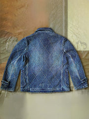 製品画像
"インディゴ ダブルボタン ジャケット、アメリカン・ヴィンテージスタイルのダブルボタンジャケット、450gのコーマコットン素材で作られた厚手で柔らかな生地、重工水洗い加工と手作業によるヴィンテージ仕上げ、刺し子(Sashiko)技術で施された精緻な縫製が特徴"
詳細画像
"インディゴ柄ダブルボタンジャケット、3種類のデザイン(ダイヤ柄、パターン柄、チェック柄)のインディゴ柄を採用、ヴィンテージ感を強調し、日本伝統の刺し子工法で仕上げた精緻なディテール、立体感と深みのあるデザイン"