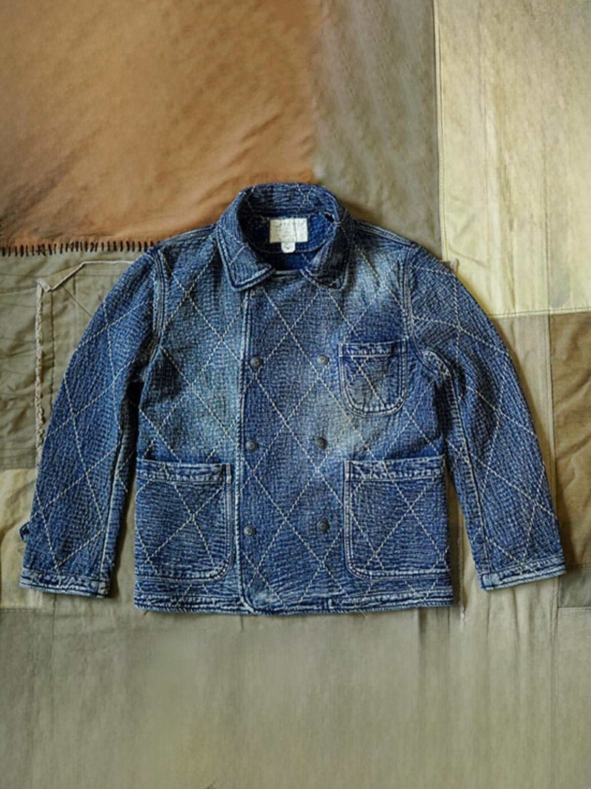 製品画像
"インディゴ ダブルボタン ジャケット、アメリカン・ヴィンテージスタイルのダブルボタンジャケット、450gのコーマコットン素材で作られた厚手で柔らかな生地、重工水洗い加工と手作業によるヴィンテージ仕上げ、刺し子(Sashiko)技術で施された精緻な縫製が特徴"
詳細画像
"インディゴ柄ダブルボタンジャケット、3種類のデザイン(ダイヤ柄、パターン柄、チェック柄)のインディゴ柄を採用、ヴィンテージ感を強調し、日本伝統の刺し子工法で仕上げた精緻なディテール、立体感と深みのあるデザイン"