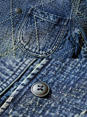 製品画像
"インディゴ ダブルボタン ジャケット、アメリカン・ヴィンテージスタイルのダブルボタンジャケット、450gのコーマコットン素材で作られた厚手で柔らかな生地、重工水洗い加工と手作業によるヴィンテージ仕上げ、刺し子(Sashiko)技術で施された精緻な縫製が特徴"
詳細画像
"インディゴ柄ダブルボタンジャケット、3種類のデザイン(ダイヤ柄、パターン柄、チェック柄)のインディゴ柄を採用、ヴィンテージ感を強調し、日本伝統の刺し子工法で仕上げた精緻なディテール、立体感と深みのあるデザイン"