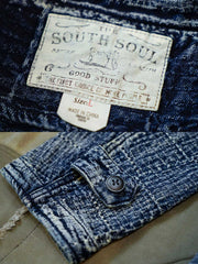 製品画像
"インディゴ ダブルボタン ジャケット、アメリカン・ヴィンテージスタイルのダブルボタンジャケット、450gのコーマコットン素材で作られた厚手で柔らかな生地、重工水洗い加工と手作業によるヴィンテージ仕上げ、刺し子(Sashiko)技術で施された精緻な縫製が特徴"
詳細画像
"インディゴ柄ダブルボタンジャケット、3種類のデザイン(ダイヤ柄、パターン柄、チェック柄)のインディゴ柄を採用、ヴィンテージ感を強調し、日本伝統の刺し子工法で仕上げた精緻なディテール、立体感と深みのあるデザイン"