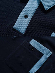 製品画像
「バイカラーオープンカラーのプルオーバースウェット全体展示図。クラシックな襟デザインとバイカラーパッチワークが視覚的な奥行き感を加え、レトロトレンドスタイルを演出。」
詳細画像
「バイカラー襟と胸元の実用的なポケットのディテール特写。デザイン性と収納力を兼ね備え、視覚的な統一感を強調しています。」