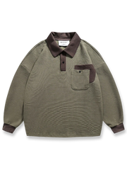 製品画像
「バイカラーオープンカラーのプルオーバースウェット全体展示図。クラシックな襟デザインとバイカラーパッチワークが視覚的な奥行き感を加え、レトロトレンドスタイルを演出。」
詳細画像
「バイカラー襟と胸元の実用的なポケットのディテール特写。デザイン性と収納力を兼ね備え、視覚的な統一感を強調しています。」