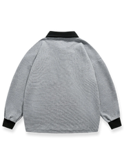 製品画像
「バイカラーオープンカラーのプルオーバースウェット全体展示図。クラシックな襟デザインとバイカラーパッチワークが視覚的な奥行き感を加え、レトロトレンドスタイルを演出。」
詳細画像
「バイカラー襟と胸元の実用的なポケットのディテール特写。デザイン性と収納力を兼ね備え、視覚的な統一感を強調しています。」