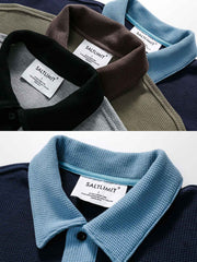 製品画像
「バイカラーオープンカラーのプルオーバースウェット全体展示図。クラシックな襟デザインとバイカラーパッチワークが視覚的な奥行き感を加え、レトロトレンドスタイルを演出。」
詳細画像
「バイカラー襟と胸元の実用的なポケットのディテール特写。デザイン性と収納力を兼ね備え、視覚的な統一感を強調しています。」