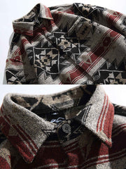 製品画像
ナバホ族の幾何学模様を取り入れたジャカード織りのウール混長袖シャツ。優れた保温性と柔らかな肌触りを実現し、レトロなスタイルと民族的な風情が特徴です。クラシックな翻領デザインで、秋冬シーズンに最適なアイテム。
詳細画像
ナバホ族の模様をジャカード織りで表現したディテール、ウールと混紡素材で作られた柔らかな肌触りと保温性。レトロなデザインとともに、しっかりとした仕立てが魅力的。