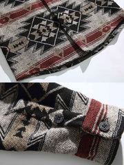 製品画像
ナバホ族の幾何学模様を取り入れたジャカード織りのウール混長袖シャツ。優れた保温性と柔らかな肌触りを実現し、レトロなスタイルと民族的な風情が特徴です。クラシックな翻領デザインで、秋冬シーズンに最適なアイテム。
詳細画像
ナバホ族の模様をジャカード織りで表現したディテール、ウールと混紡素材で作られた柔らかな肌触りと保温性。レトロなデザインとともに、しっかりとした仕立てが魅力的。