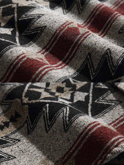 製品画像
ナバホ族の幾何学模様を取り入れたジャカード織りのウール混長袖シャツ。優れた保温性と柔らかな肌触りを実現し、レトロなスタイルと民族的な風情が特徴です。クラシックな翻領デザインで、秋冬シーズンに最適なアイテム。
詳細画像
ナバホ族の模様をジャカード織りで表現したディテール、ウールと混紡素材で作られた柔らかな肌触りと保温性。レトロなデザインとともに、しっかりとした仕立てが魅力的。