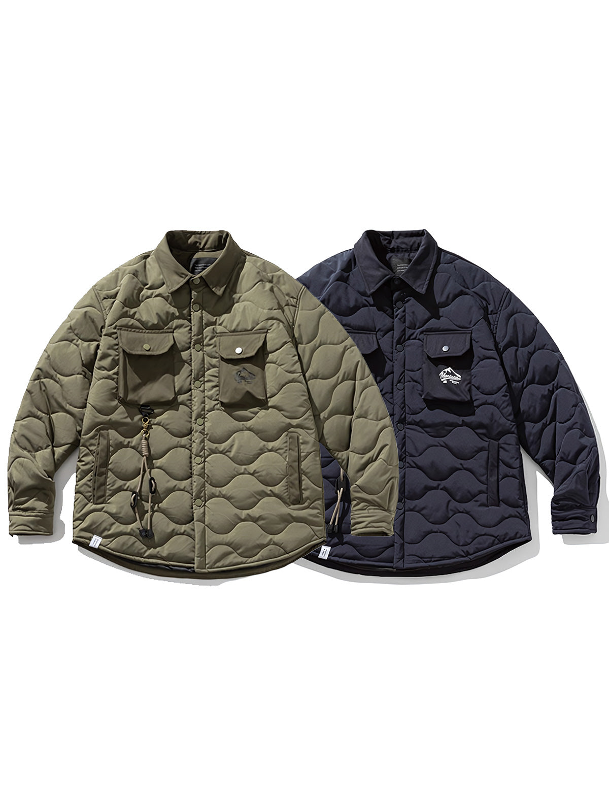 製品画像:
キルティング加工の多ポケット中綿ワークジャケット。クラシックなミリタリーデザインと高い耐久性を備え、収納力に優れた大容量ポケットが特徴。寒い季節にも最適な防寒性。
詳細画像:
キルティングデザインとミリタリースタイルを融合した中綿ジャケット。多ポケット仕様で実用性抜群、ゆったりとしたフィット感が快適な着心地を提供します。防寒性を高めるデザイン。