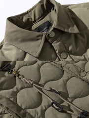 製品画像:
キルティング加工の多ポケット中綿ワークジャケット。クラシックなミリタリーデザインと高い耐久性を備え、収納力に優れた大容量ポケットが特徴。寒い季節にも最適な防寒性。
詳細画像:
キルティングデザインとミリタリースタイルを融合した中綿ジャケット。多ポケット仕様で実用性抜群、ゆったりとしたフィット感が快適な着心地を提供します。防寒性を高めるデザイン。