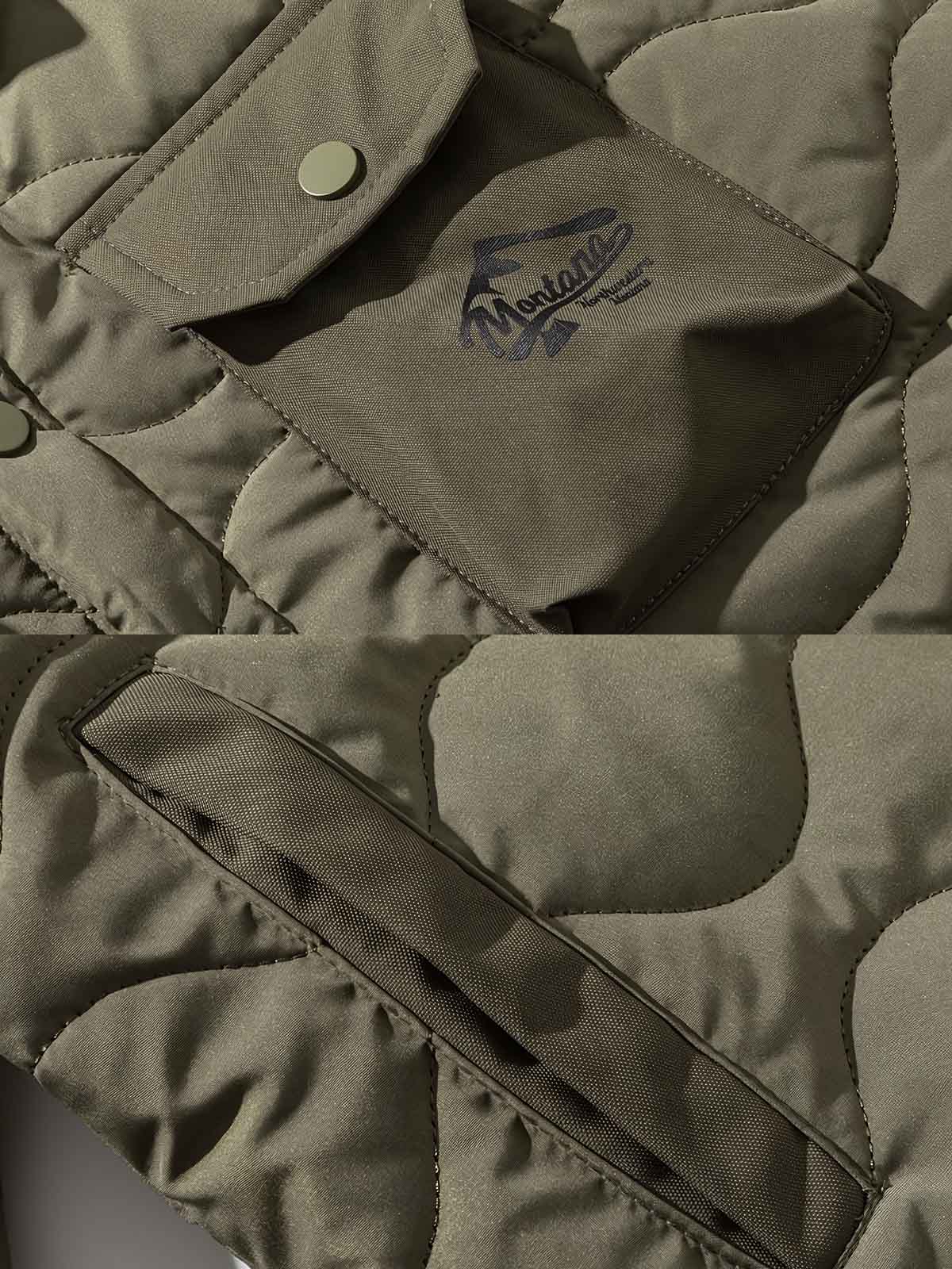 製品画像:
キルティング加工の多ポケット中綿ワークジャケット。クラシックなミリタリーデザインと高い耐久性を備え、収納力に優れた大容量ポケットが特徴。寒い季節にも最適な防寒性。
詳細画像:
キルティングデザインとミリタリースタイルを融合した中綿ジャケット。多ポケット仕様で実用性抜群、ゆったりとしたフィット感が快適な着心地を提供します。防寒性を高めるデザイン。