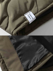 製品画像:
キルティング加工の多ポケット中綿ワークジャケット。クラシックなミリタリーデザインと高い耐久性を備え、収納力に優れた大容量ポケットが特徴。寒い季節にも最適な防寒性。
詳細画像:
キルティングデザインとミリタリースタイルを融合した中綿ジャケット。多ポケット仕様で実用性抜群、ゆったりとしたフィット感が快適な着心地を提供します。防寒性を高めるデザイン。