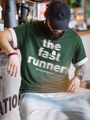 モデルが着用しているアメリカンカジュアルレタリングシャドウプリントTシャツ。