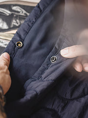 製品画像: 大容量の貝殻模様キルティングデザインが特徴の雲形バッグ正面展示画像、立体感と耐久性を強調。
詳細画像: 貝殻模様キルティングデザインのアップ、310Tマット仕上げしわ感ナイロンと立体充填素材のディテール。